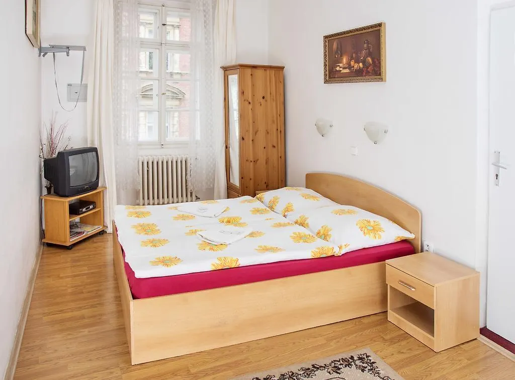 Charles Bridge Bed And Breakfast Praga