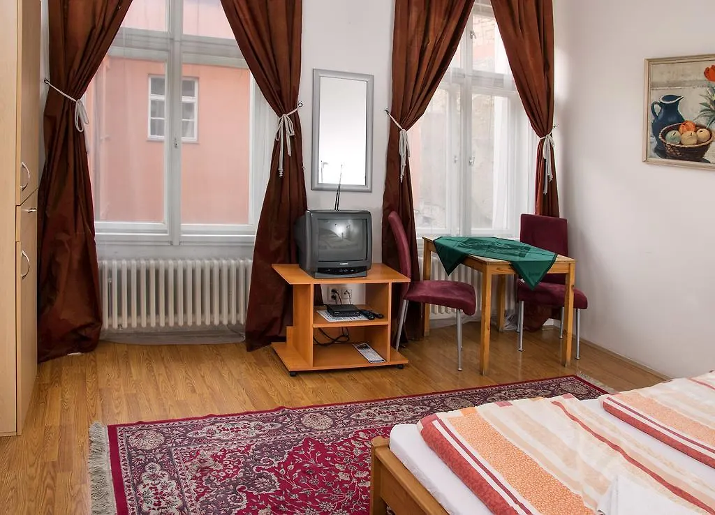 Charles Bridge Bed And Breakfast Praga